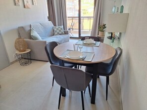 Interior - Refurbished 2-person apartment in town center, 150 m from the beach. (Le Lavandou)
