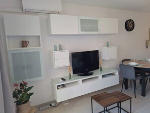 Dining - Refurbished 2-person apartment in town center, 150 m from the beach. (Le Lavandou)