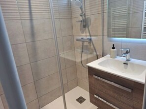 Hair dryer, towels - Refurbished 2-person apartment in town center, 150 m from the beach. (Le Lavandou)