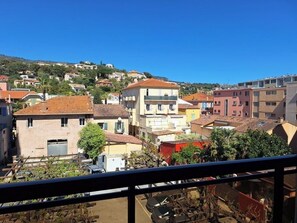 Property grounds - Refurbished 2-person apartment in town center, 150 m from the beach. (Le Lavandou)