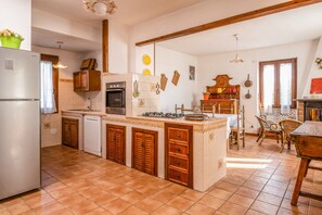 Fridge, oven, stovetop, dishwasher
