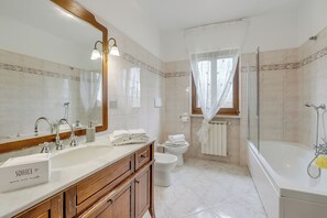 Family House, Multiple Bedrooms, 2 Bathrooms (House Tiziana Closeby Mare Argentario) | Bathroom | Separate bathtub and shower, hair dryer, bidet, towels - House Tiziana Closeby Mare Argentario (Manciano)