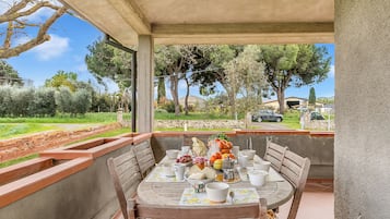 Family House, Multiple Bedrooms, 2 Bathrooms (House Tiziana Closeby Mare Argentario) | Outdoor dining