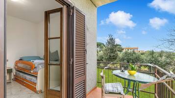 Family House, Multiple Bedrooms, 2 Bathrooms (House Tiziana Closeby Mare Argentario) | Outdoor dining