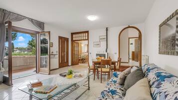 Nhà dành cho gia đình, nhiều phòng ngủ, 2 phòng tắm (House Tiziana Closeby Mare Argentario) | Khu phòng khách | Lò sưởi