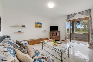 Family House, Multiple Bedrooms, 2 Bathrooms (House Tiziana Closeby Mare Argentario) | Living area | Fireplace - House Tiziana Closeby Mare Argentario (Manciano)