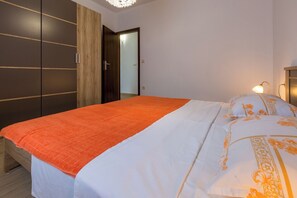 2 bedrooms, free WiFi, bed sheets - Top location: vacation apartment near the beach & center with parking space (Jadranovo)