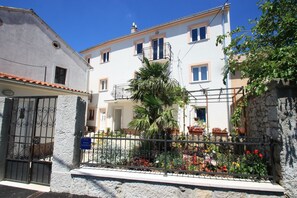 Exterior - Top location: vacation apartment near the beach & center with parking space (Jadranovo)