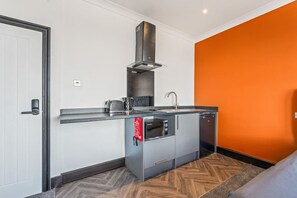 Refrigerador, microondas, parrilla de estufa y tostadora 