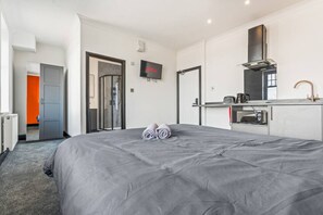 1 habitación, tabla de planchar con plancha, wifi y ropa de cama 
