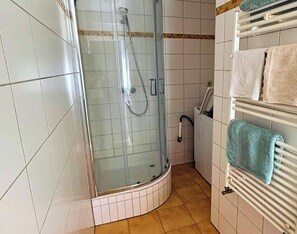 Ducha, secador de pelo, toallas y jabón