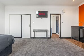 1 habitación, escritorio, tabla de planchar con plancha y wifi 