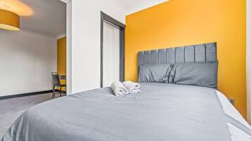 2 bedrooms, desk, iron/ironing board, WiFi