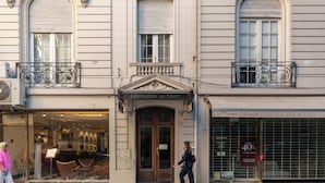 A building with a shop entrance labeled 'LEONARDO DA VINCI' and a storefront with a '40% off' sign. - LDV Aparts 2E by MOT Rentals (Buenos Aires)