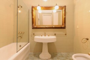 Shower, hair dryer, towels, shampoo - LDV Aparts 3C by MOT Rentals (Buenos Aires)