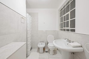 A bathroom with a toilet, bidet, sink, and bathtub. - LDV Aparts 3D (2 Bedrooms) by MOT Rentals (Buenos Aires)