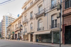 A street with multi-story buildings, some with balconies and storefronts. - LDV Aparts 2B by MOT Rentals (Buenos Aires)