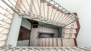 Una escalera de caracol con barandillas de metal y una pared de piedra.