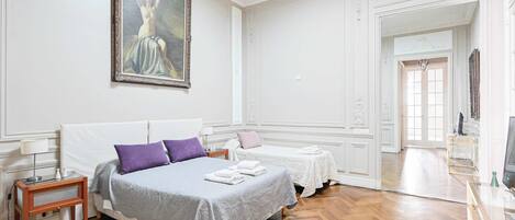 2 chambres, bureau, fer et planche à repasser, lit de bébé portatif