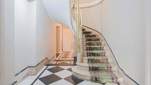 A staircase with ornate carpeted steps and a curved railing. - LDV Aparts 3A by MOT Rentals (Buenos Aires)