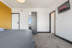 1 habitación, tabla de planchar con plancha, wifi y ropa de cama 