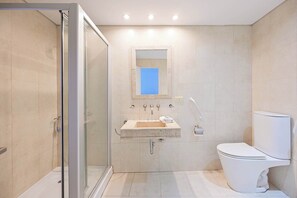 Shower, hair dryer, towels, shampoo - LDV Aparts 1G by MOT Rentals (Buenos Aires)