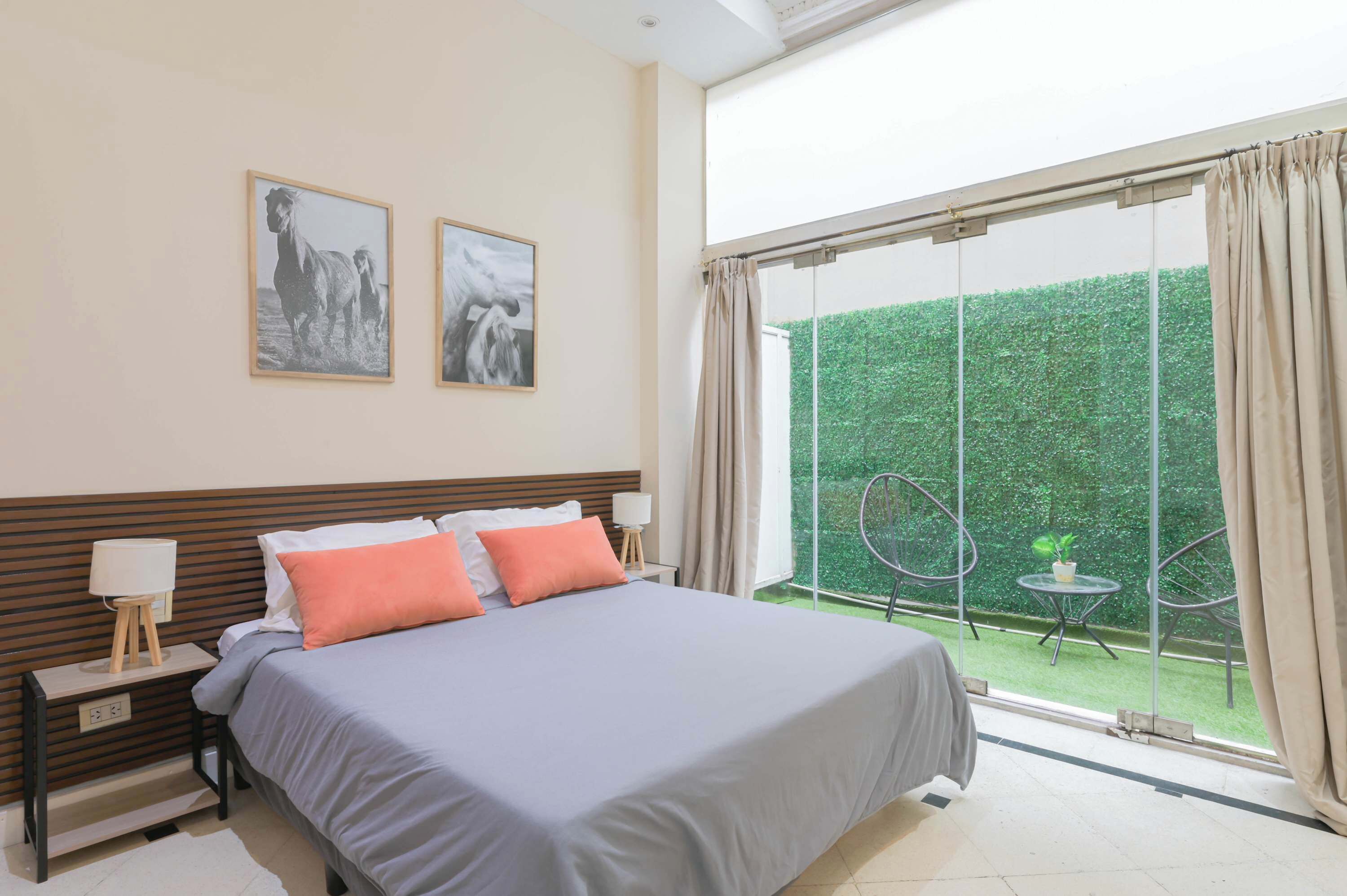 1 dormitorio, escritorio, tabla de planchar con plancha y cuna de viaje