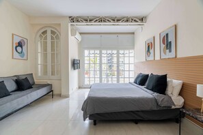1 Schlafzimmer, Schreibtisch, Bügeleisen/Bügelbrett, Reisekinderbett