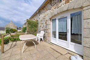 Outdoor dining - Ty bihan – 500 m from the beach (Plomodiern)