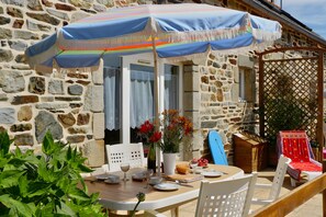Outdoor dining - Ty bihan – 500 m from the beach (Plomodiern)