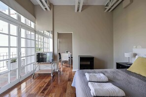 1 slaapkamer, een bureau, een strijkplank/strijkijzer, reisbedje