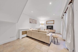TV, offices - Modern Split-Level Apartment in Knightsbridge (Greater London)