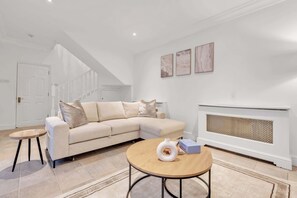 TV, offices - Modern Split-Level Apartment in Knightsbridge (Greater London)