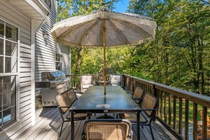 Outdoor dining - Upscale Spacious Retreat w/Game Room, Yard, Sleeps 12 (Simpsonville)