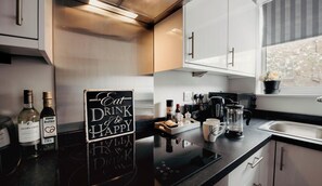 Fridge, microwave, oven, stovetop - Freya`s Flats - Flat 5 (Leicester)