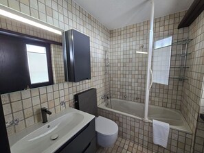 Bathroom - Beautiful apartment for 6 guests with WIFI, TV, balcony and pets allowed (Lenzerheide)