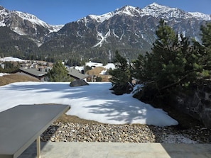 Outdoor dining - Beautiful apartment for 6 guests with WIFI, TV, balcony and pets allowed (Lenzerheide)