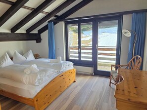 Room - Beautiful apartment for 6 guests with WIFI, TV, balcony and pets allowed (Lenzerheide)