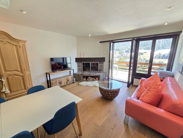 Living area - Beautiful apartment for 6 guests with WIFI, TV, balcony and pets allowed (Lenzerheide)
