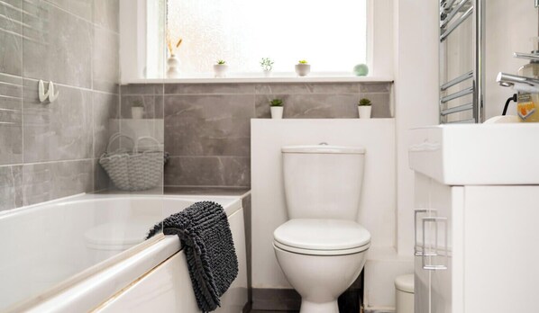 Bathroom - Freya`s Flat with Free Parking (Leicester)