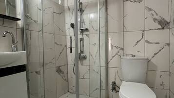 Driepersoonskamer, uitzicht op stad | Badkamer