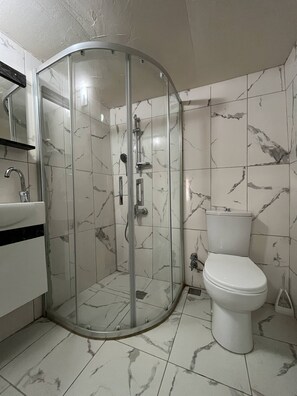 Triple Room, City View | Bathroom - Aynur Hanım'ın Konukevi (Ayvalık)
