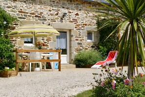 Outdoor dining - Ty kreiz – 500 m from the beach (Plomodiern)
