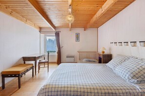 3 bedrooms, iron/ironing board, WiFi, bed sheets - Ty Braz - Kergorz Cottages 500m from the Beach (Plomodiern)
