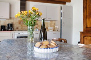 Fridge, microwave, oven, stovetop - Ty Braz - Kergorz Cottages 500m from the Beach (Plomodiern)