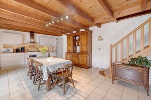 Fridge, microwave, oven, stovetop - Ty Braz - Kergorz Cottages 500m from the Beach (Plomodiern)
