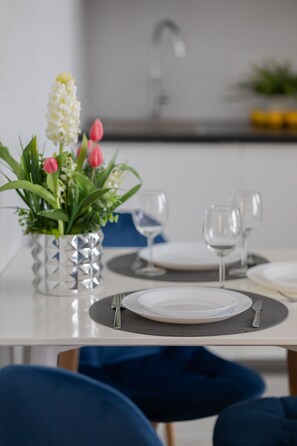 Dining - Modern Studio in Warsaw | Balcony and Workspace (Warszawa)