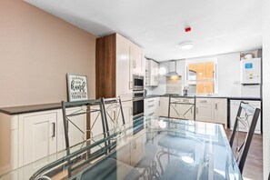 Fridge, dishwasher, toaster, cookware/dishes/utensils - Melissa`s Central Stay (Nottingham)