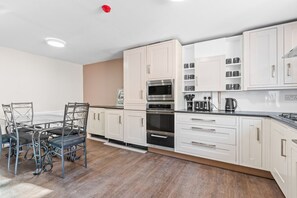 Kühlschrank, Geschirrspüler, Toaster, Kochgeschirr/Geschirr/Besteck