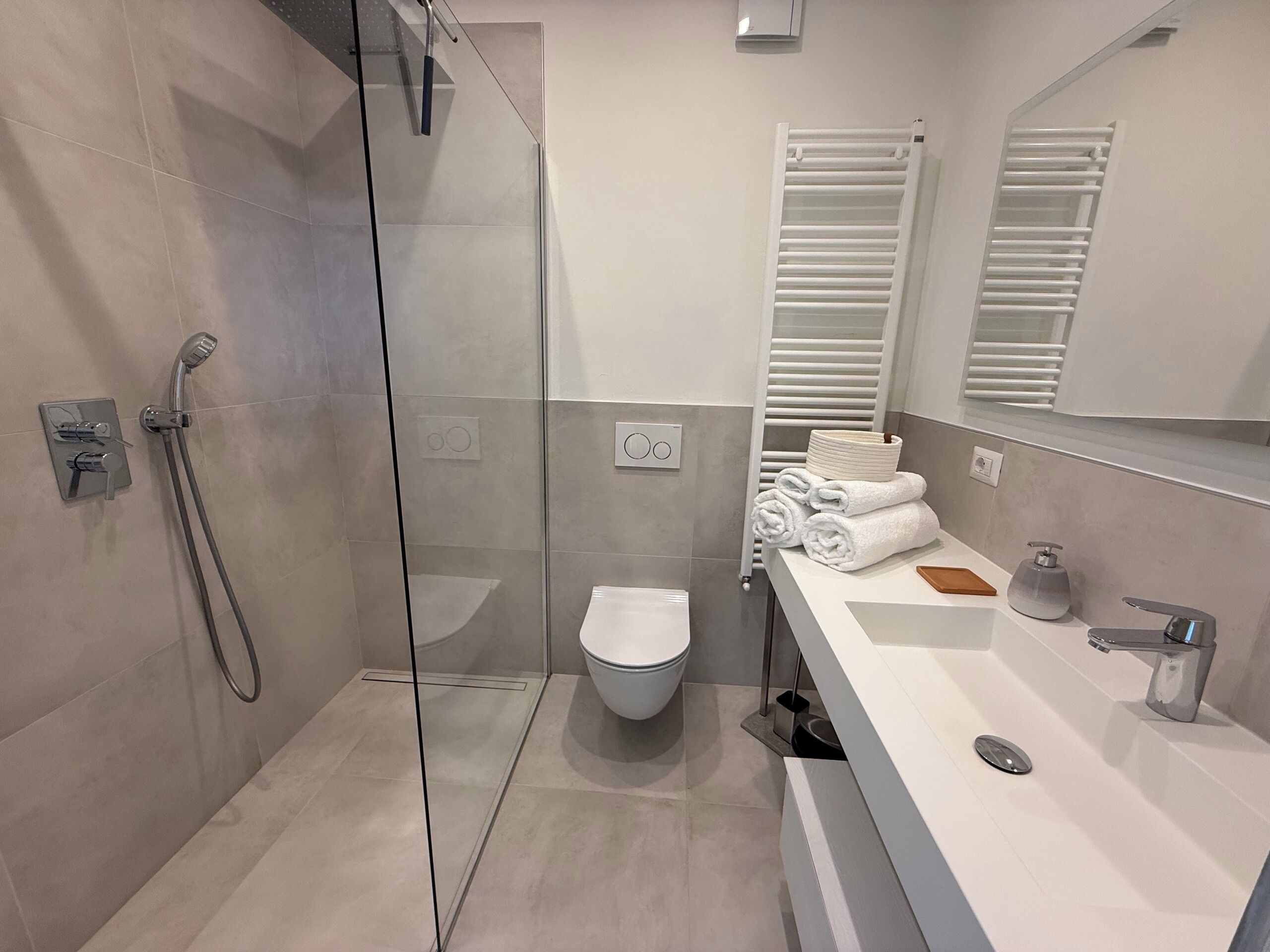 Douche, sèche-cheveux, bidet, serviettes fournies